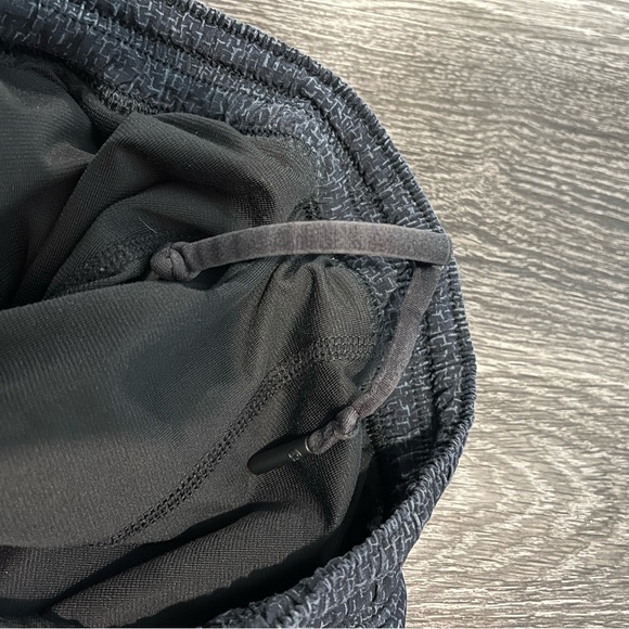Lululemon Men’s Lined Shorts - Picture 7 of 7
